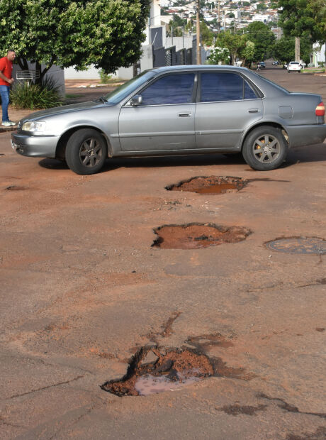 Buracos obrigam motoristas a "jogar xadrez" para tentar n&atilde;o cair em Campo Grande