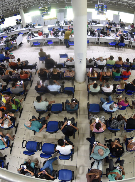 Popula&ccedil;&atilde;o lota Central no &uacute;ltimo dia para pagar IPTU em Campo Grande