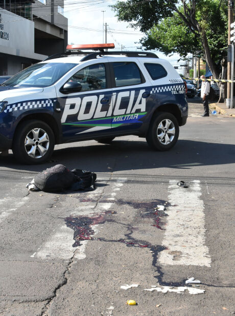 Travesti &eacute; alvejada ap&oacute;s tentar tomar arma de policial na Avenida Cal&oacute;geras 