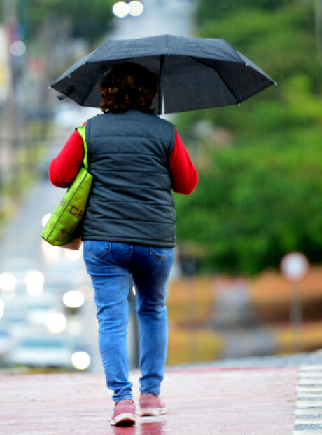 Frente fria avan&ccedil;a e traz chuva com alerta de tempestade para MS