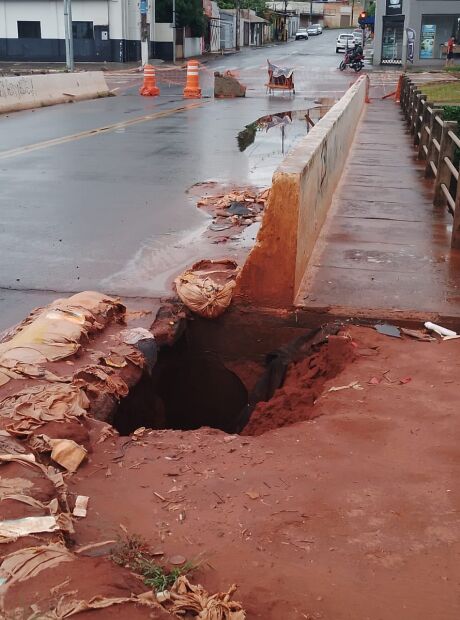 Chuva abre cratera e interdita ponte na Ernesto Geisel