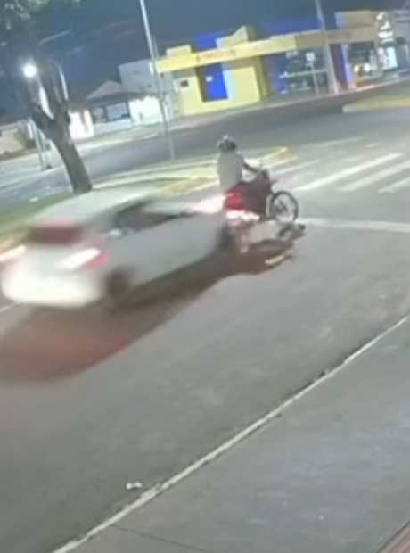 Motociclista &eacute; atingido por carro que n&atilde;o respeitou sinaliza&ccedil;&atilde;o