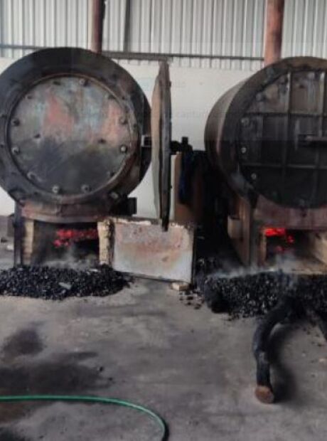 Pol&iacute;cia fecha carvoaria clandestina em Campo Grande 