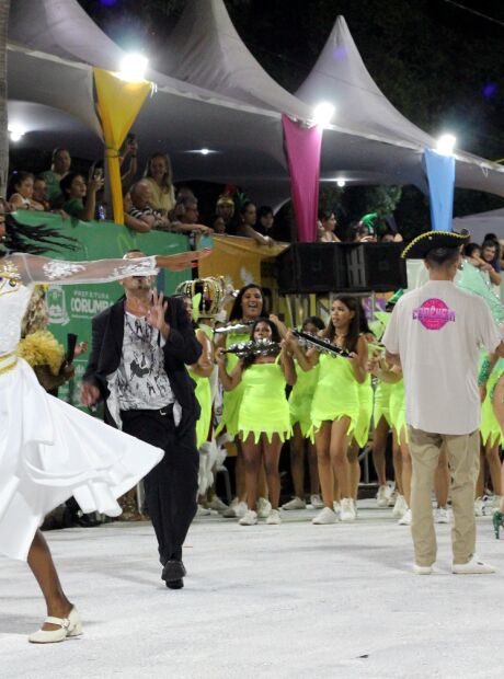 Blocos oficiais abrem os desfiles no carnaval de Corumb&aacute;