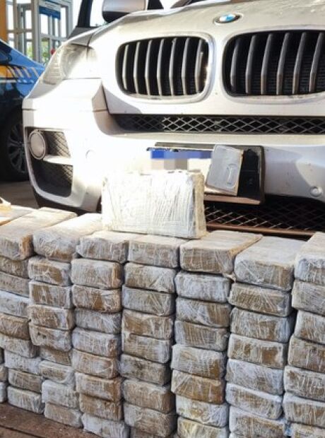 PRF apreende BMW com 130 quilos de coca&iacute;na em rodovia de MS
