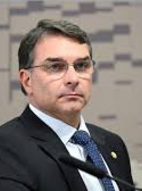 Fl&aacute;vio Bolsonaro pede uni&atilde;o na direita depois de farpas entre Eduardo e Nikolas