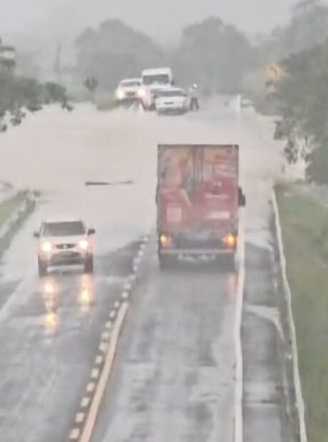 Chuvarada interdita MS-080 pr&oacute;ximo a Rio Negro