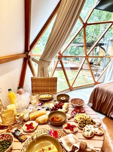 Conhe&ccedil;a op&ccedil;&otilde;es de chal&eacute;s em para&iacute;so natural para fugir da rotina