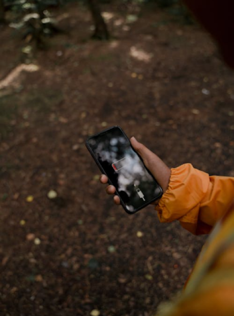 Os mitos tech que continuam vivos nas redes: "fechar apps poupa bateria" e outros cl&aacute;ssicos