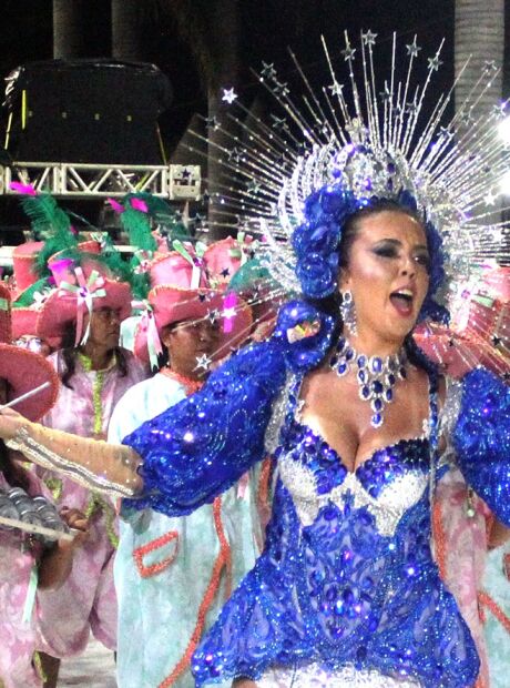 Segundo dia do desfile das escolas de samba acirra a disputa