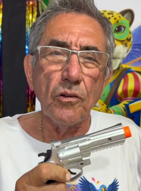 Ap&oacute;s repercuss&atilde;o, prefeito afirma que arma na cintura foi s&oacute; uma "brincadeira"