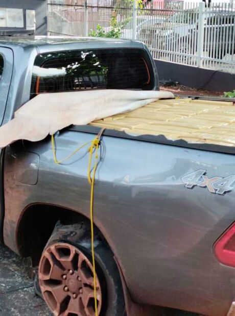 Persegui&ccedil;&atilde;o com caminhonete cheia de maconha acaba com motorista foragido