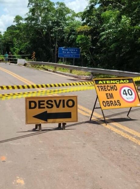 Carreta acima do peso derruba ponte de concreto na MS-080, em Rio Negro