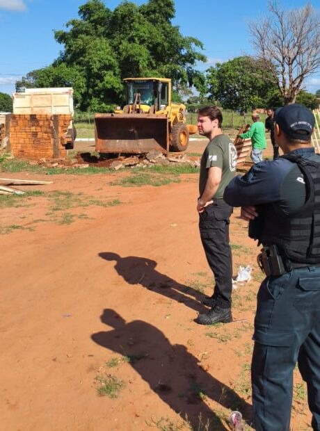 Policiais destroem ponto de drogas e prostitui&ccedil;&atilde;o