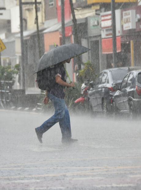 Fim de semana tem alerta de temporais, mas calor predomina em MS