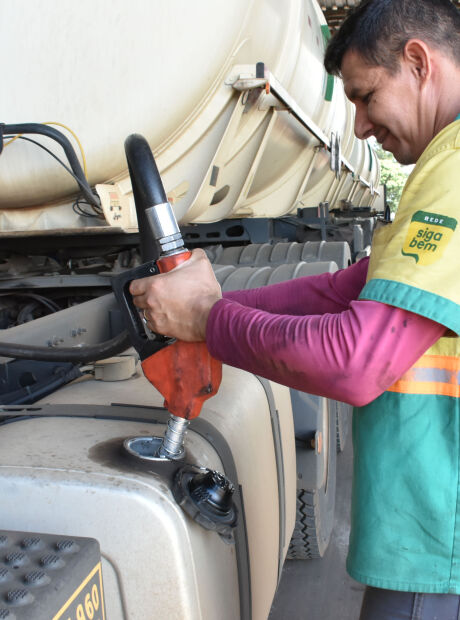 Governos de MS e federal devem "rachar" subs&iacute;dio para baixar o diesel nos postos 