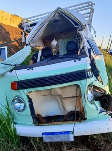 Casal morre ap&oacute;s colis&atilde;o entre Kombi e carreta na BR-163