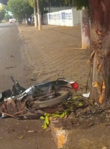 Jovem morre ap&oacute;s colidir moto contra &aacute;rvore em Dourados 