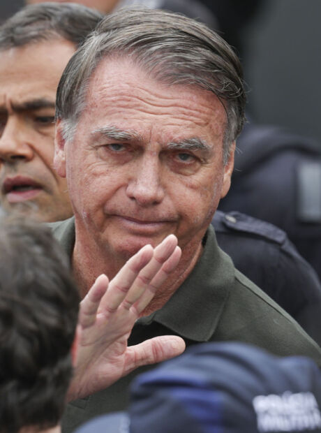 Com pneumonia, Bolsonaro &eacute; internado em UTI em Bras&iacute;lia