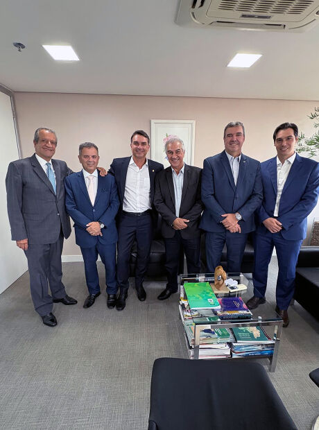 Em Bras&iacute;lia, Fl&aacute;vio Bolsonaro reafirma acordo com Azambuja e Riedel em MS