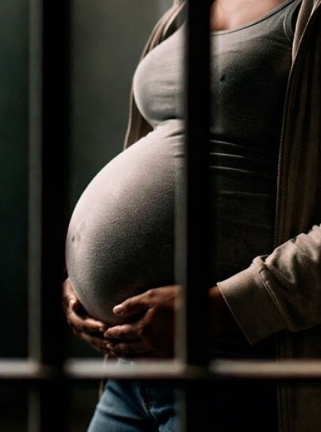 Gr&aacute;vida de 9 meses &eacute; confundida com criminosa e presa por engano