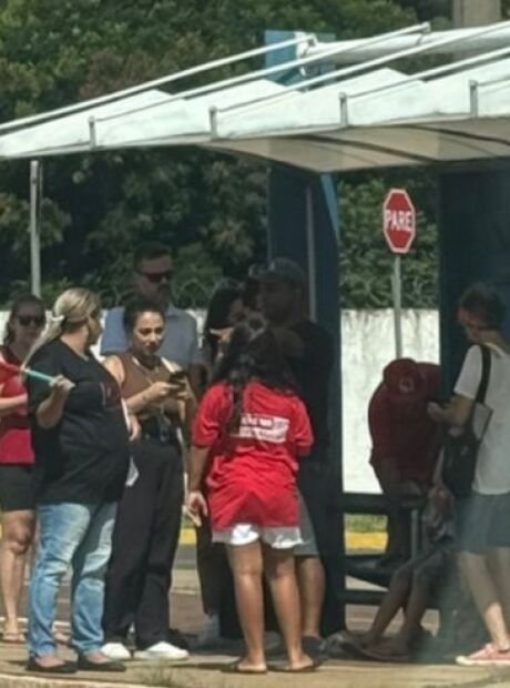 Apoiadores marcam presen&ccedil;a na Duque de Caxias &agrave; espera de Lula