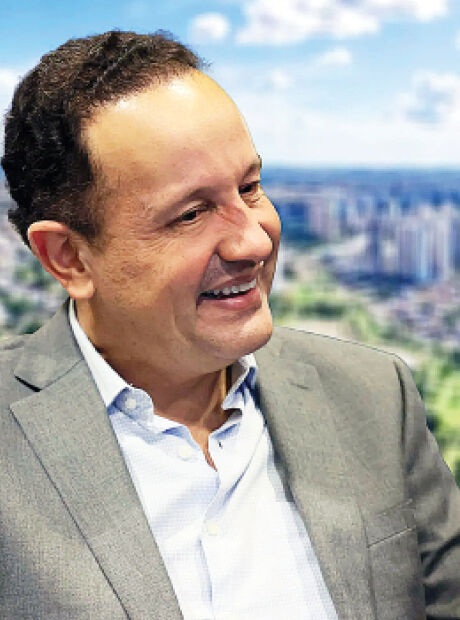 Walter Carneiro Jr. resiste &agrave; press&atilde;o para sair candidato e fica no governo