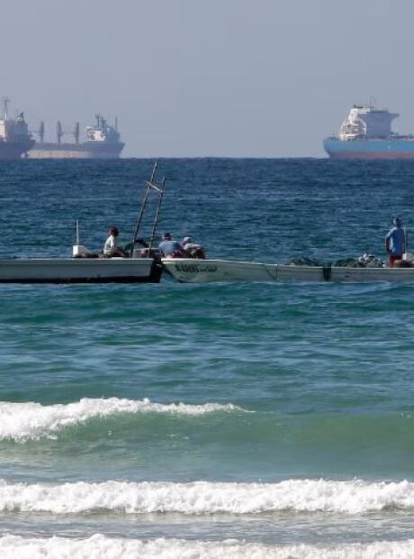 Dois navios cargueiros s&atilde;o atingidos por proj&eacute;teis no Estreito de Ormuz