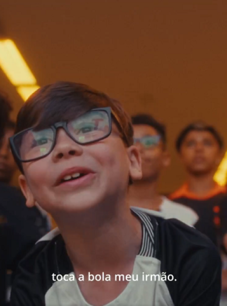 Mini Craque Neto rouba cena em v&iacute;deo de apresenta&ccedil;&atilde;o de Lingard no Corinthians