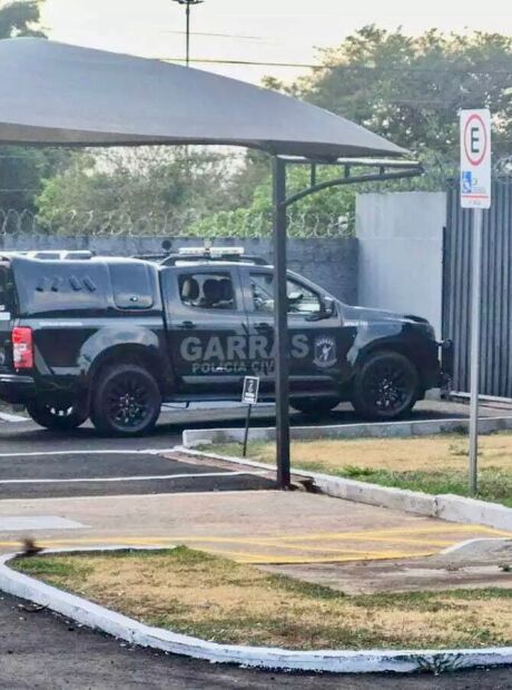 Homem &eacute; preso com pasta base durante 'disk-entrega'