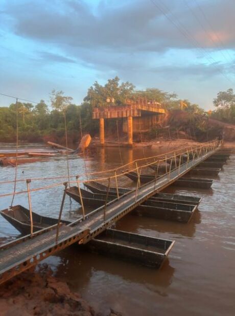 Ex&eacute;rcito instala passarela para pedestres no Rio do Peixe