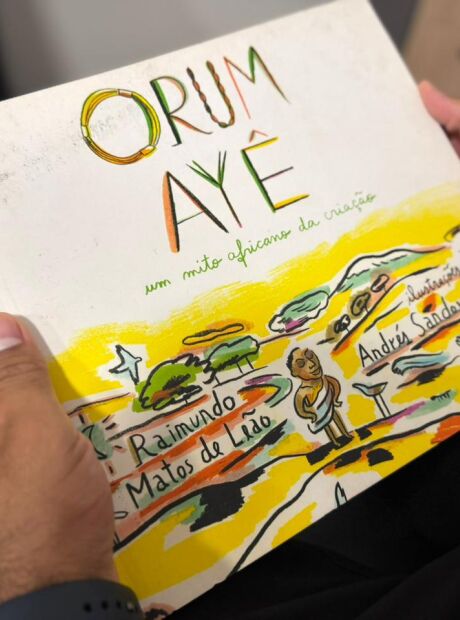 Funlec recolhe livro sobre mitologia africana um dia ap&oacute;s distribui&ccedil;&atilde;o a alunos