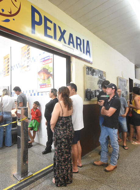 Na v&eacute;spera da sexta-feira Santa, peixaria tem filas e movimento intenso 