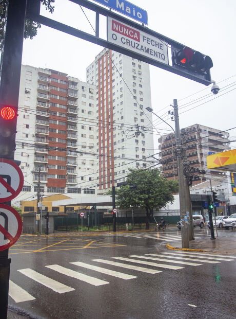 Multa para convers&atilde;o &agrave; esquerda na Avenida Afonso Pena entra em vigor