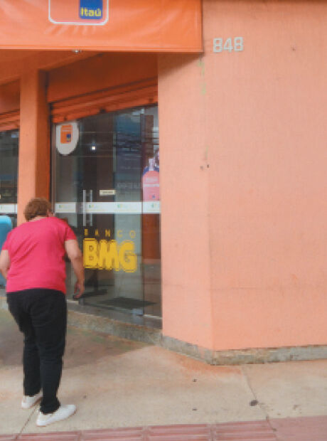 Com d&iacute;vidas recorde, busca por cr&eacute;dito rotativo dispara 