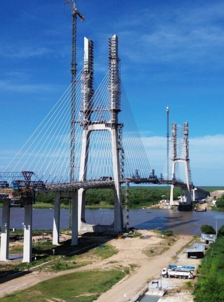 Ponte que une Brasil e Paraguai est&aacute; 90% conclu&iacute;da