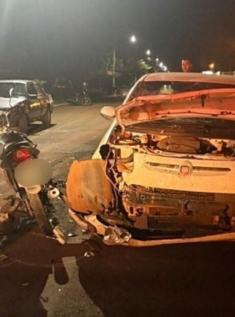'Sem pedir', homem pega carro, atinge moto e foge sem prestar socorro