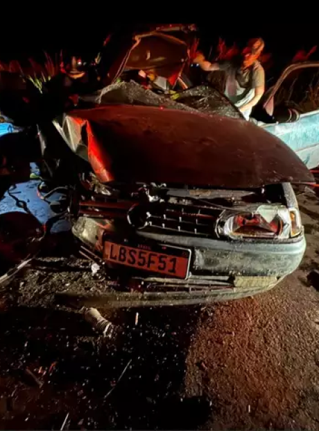 Passageiro fica preso &agrave;s ferragens ap&oacute;s carro bater em caminh&atilde;o na MS-276