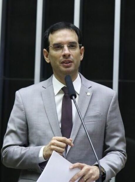 Escala 6x1: Posso apresentar o relat&oacute;rio entre 20 e 22 de maio, diz Leo Prates
