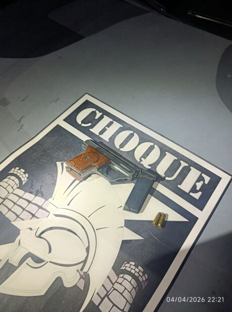 Homem &eacute; preso com pistola suspeito de amea&ccedil;ar m&uacute;sico em conveni&ecirc;ncia