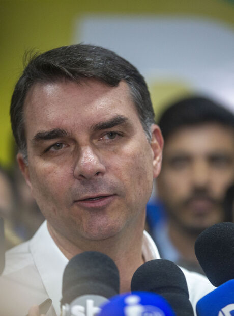 Na terra em que Bolsonaro serviu, Fl&aacute;vio dispara: 'aqui fui concebido'