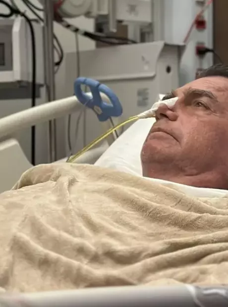 Bolsonaro deve passar por cirurgia em ombro direito ap&oacute;s relat&oacute;rio m&eacute;dico