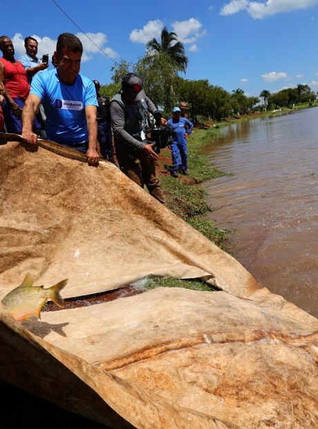 Prefeitura p&otilde;e 3 toneladas de peixes em lago e garante almo&ccedil;o de P&aacute;scoa em MS