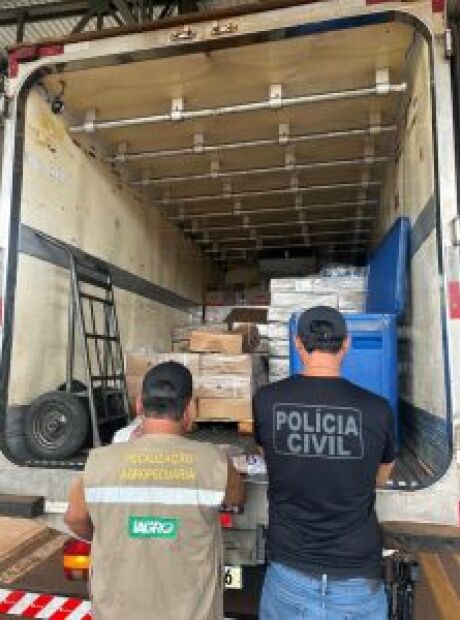 Caminh&atilde;o &eacute; apreendido com 1,5 mil kg de carne impr&oacute;pria que iria para merenda escolar