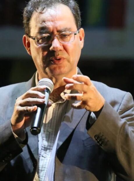 Augusto Cury faz palestra sobre sa&uacute;de mental, com m&uacute;sica e solidariedade na Capital