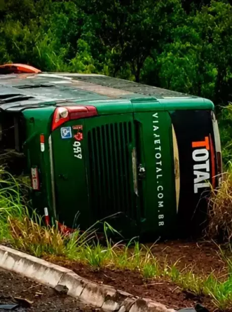 Batida frontal entre carro e &ocirc;nibus de viagem deixa 2 mortos em rodovia de MS