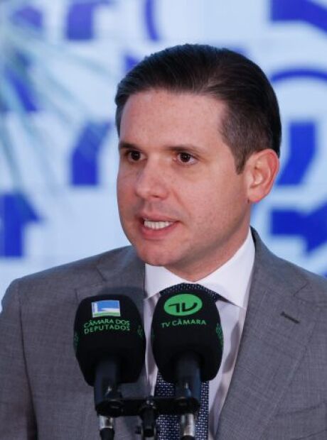 Hugo Motta defende fim da escala 6x1 e fala em texto de converg&ecirc;ncia sobre o tema