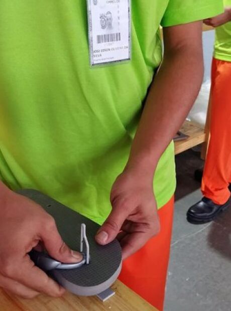 Presos produzem chinelos para detentos sem apoio familiar em penitenci&aacute;ria