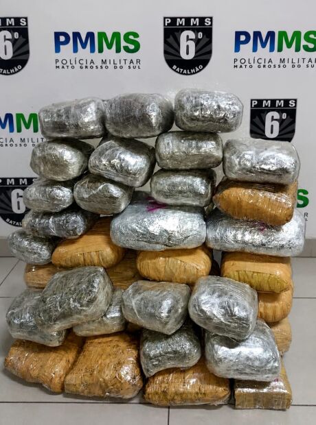 PM apreende 64 quilos de "skunk' com jovens mulas do tr&aacute;fico