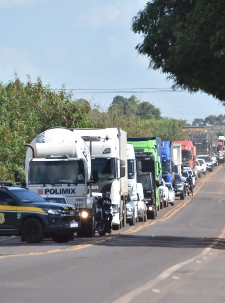 Caminh&atilde;o-tanque tomba em rotat&oacute;ria e interdita BR-060